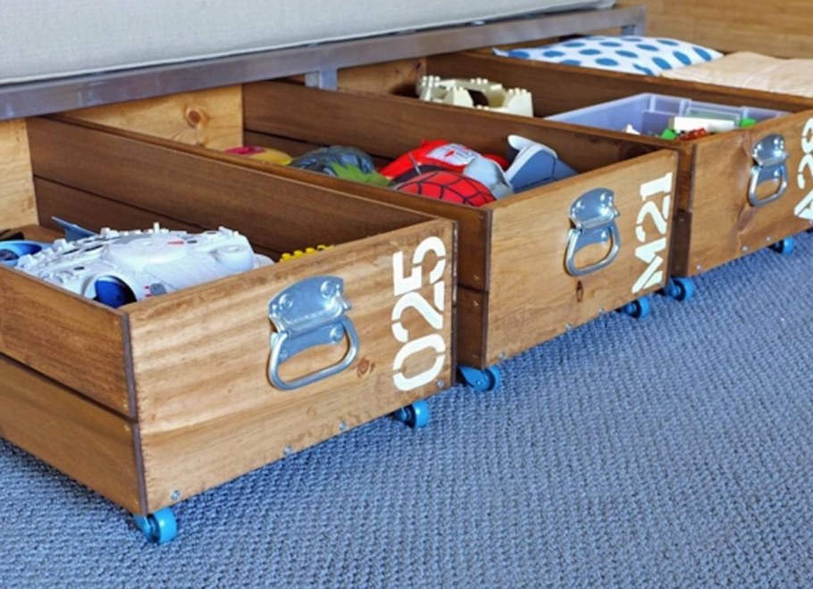 Деревянный ящик на колесиках