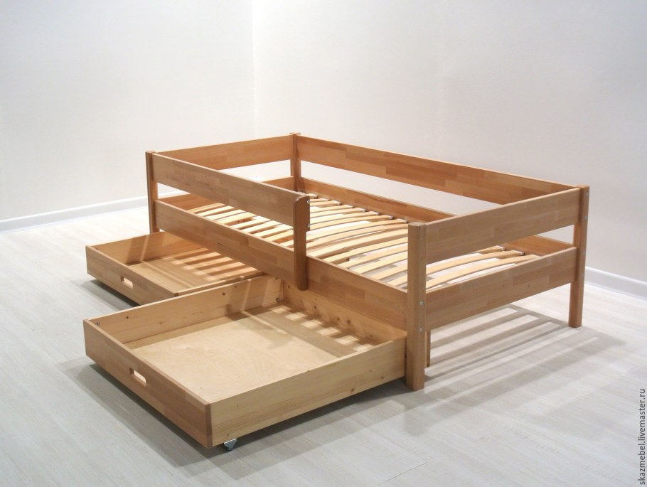 Кровать с выдвижными ящиками