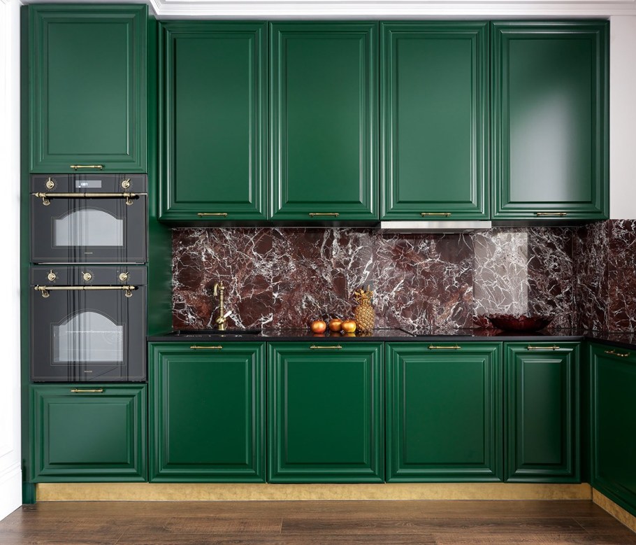 Кухонный гарнитур изумрудного цвета