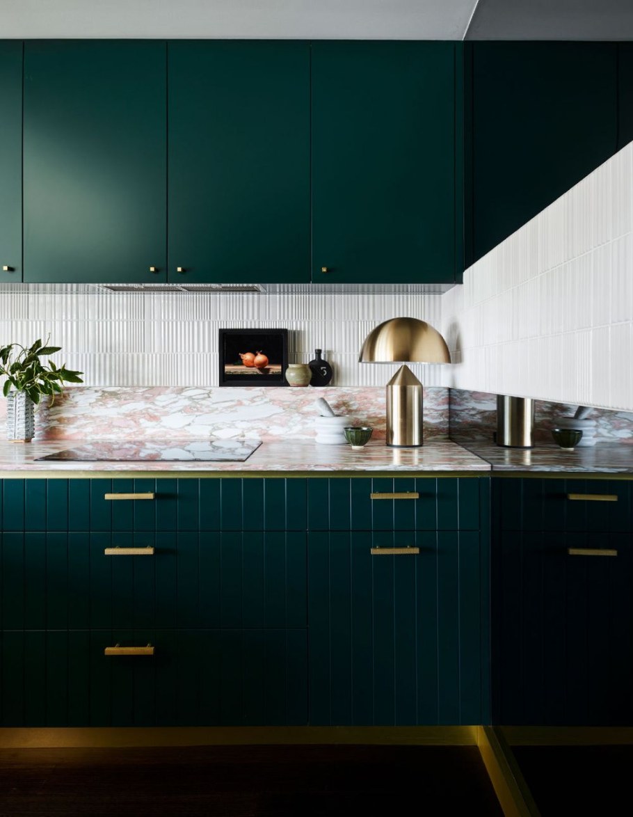 Темно зеленая кухня в интерьере