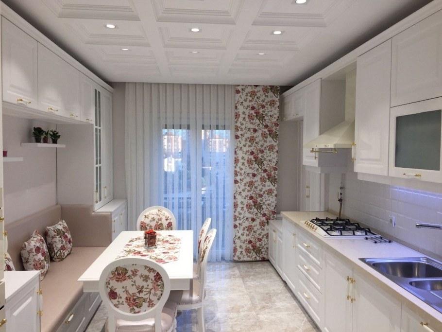 Прямоугольная кухня с диваном