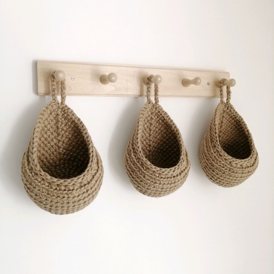Подвесная корзина из джута крючком