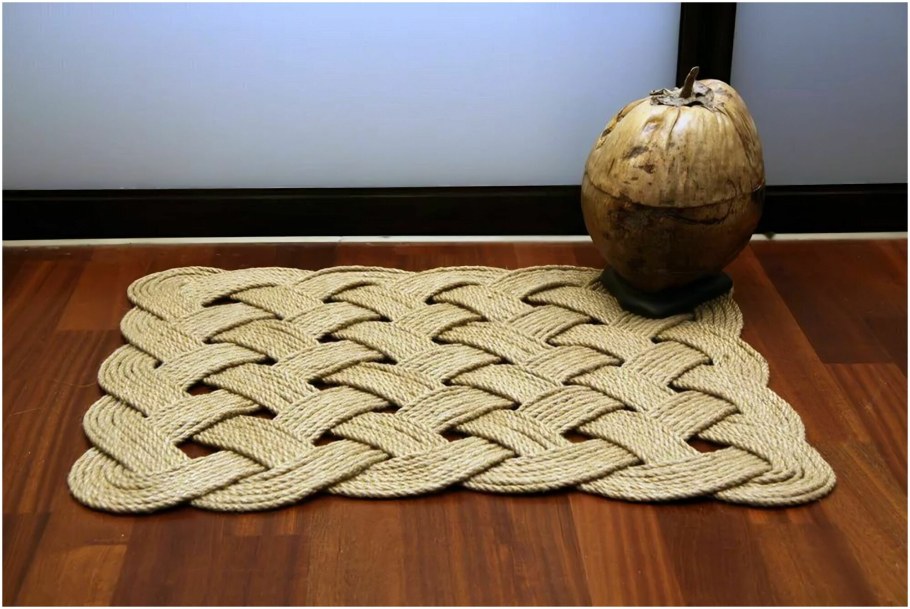 Плетёный коврик из джута