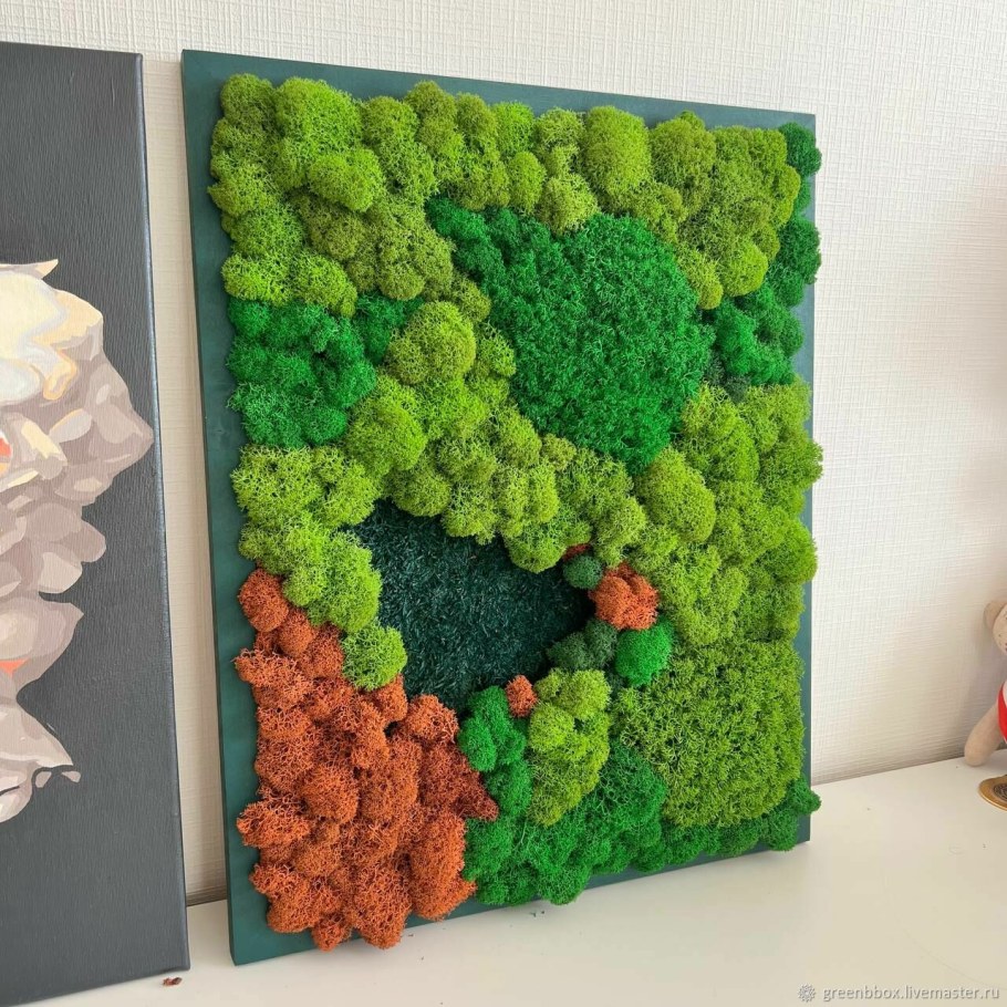 Панно дерево из мха в интерьере гостиной