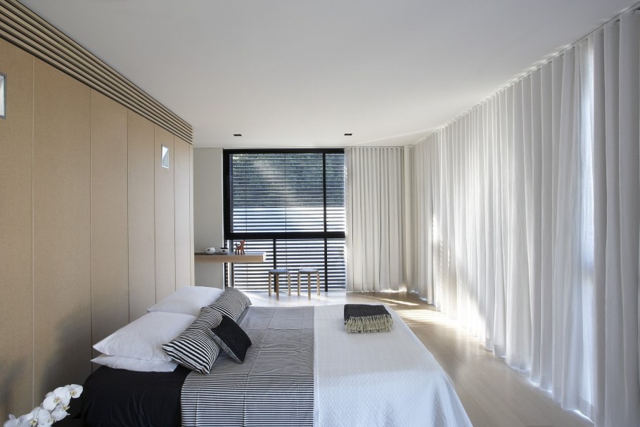 Карнизы в интерьере спальни