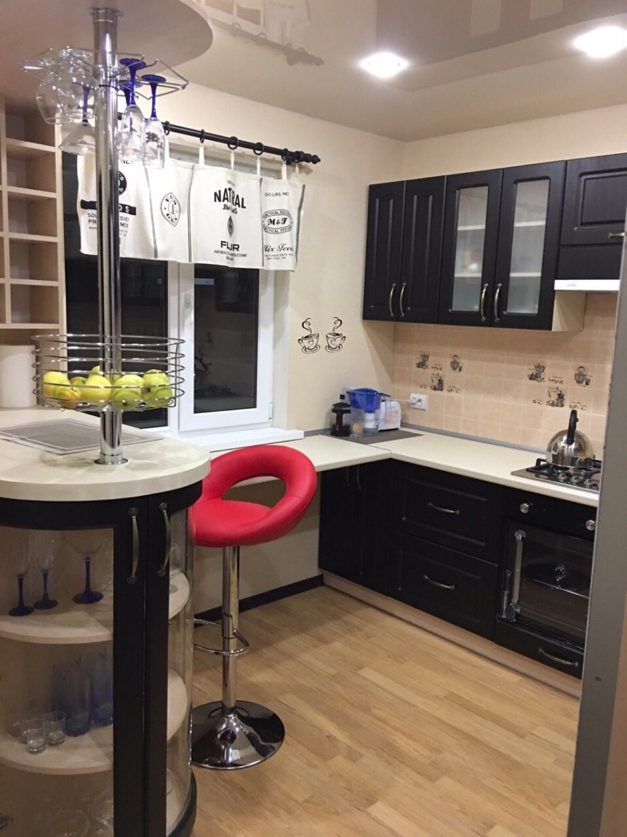 П-образная кухня с барной стойкой