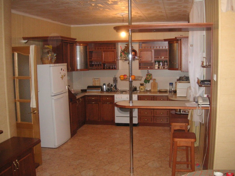 П-образная кухня с барной стойкой