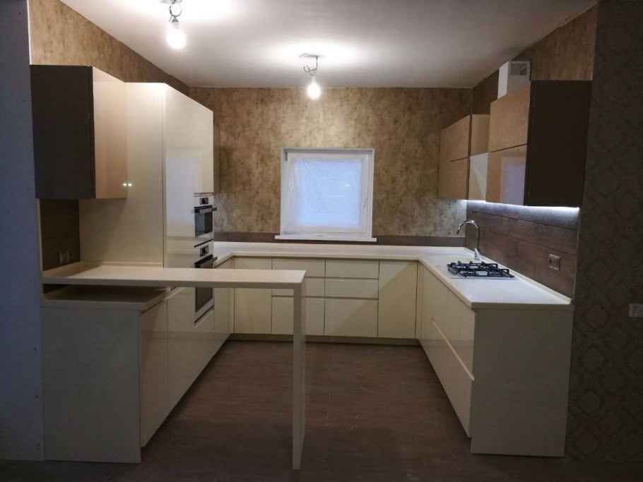 П-образная кухня с барной стойкой у окна