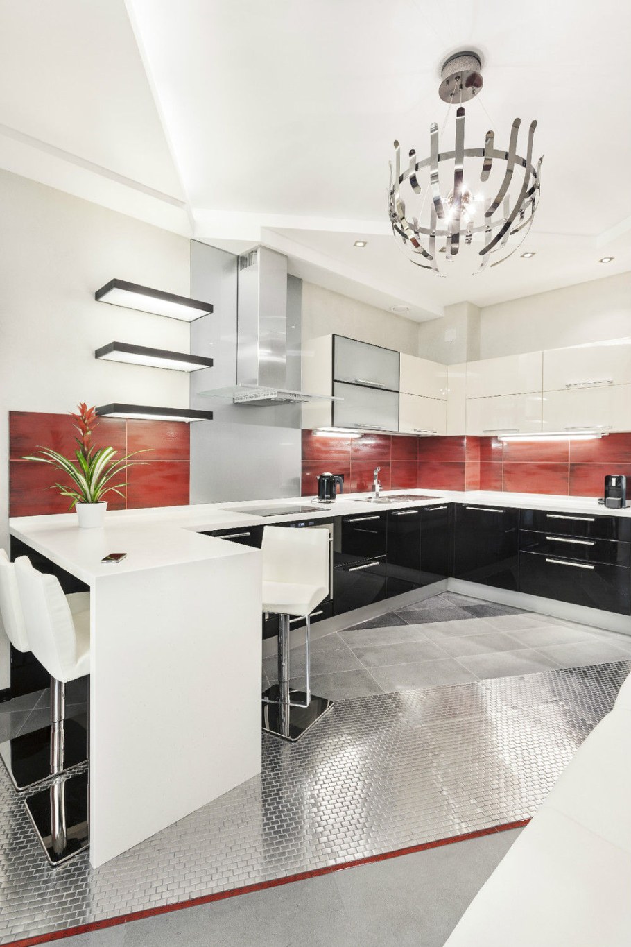 П-образная кухня с барной стойкой