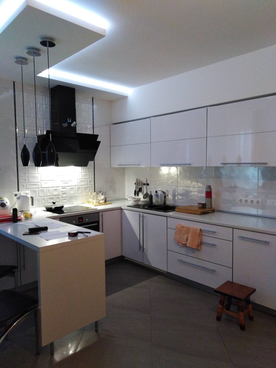 Кухня буквой п с барной стойкой