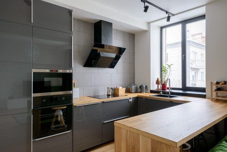 П-образная кухня с барной стойкой уакна