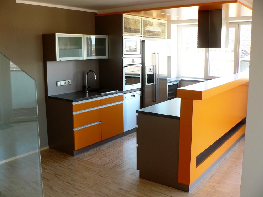 П-образный кухонный гарнитур с барной стойкой