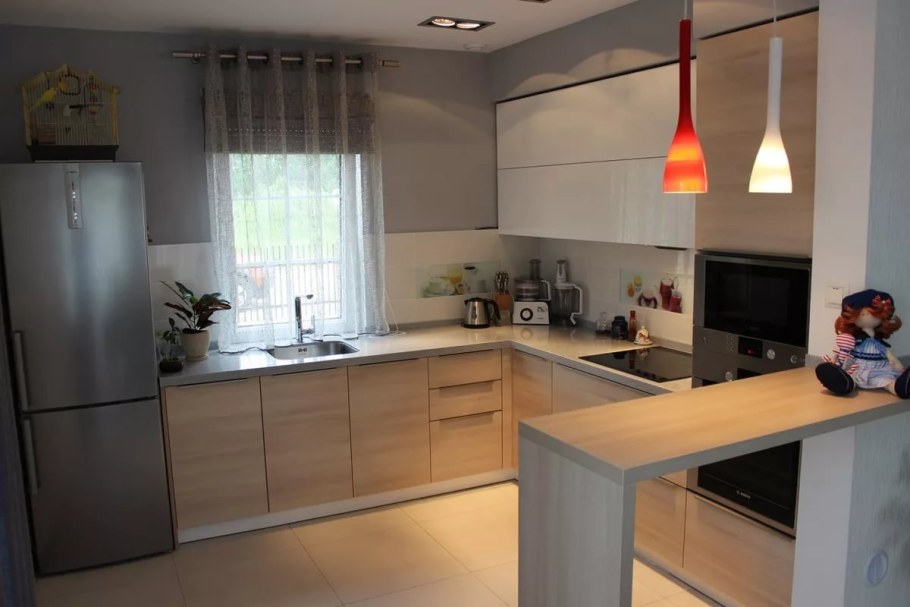 Кухня буквой п с окном и барной стойкой