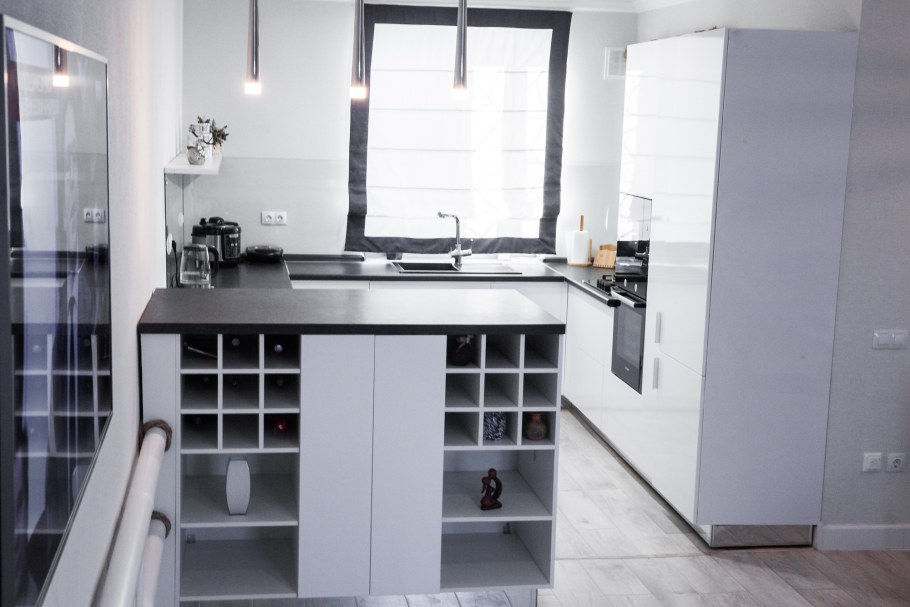 П-образная кухня с барной стойкой