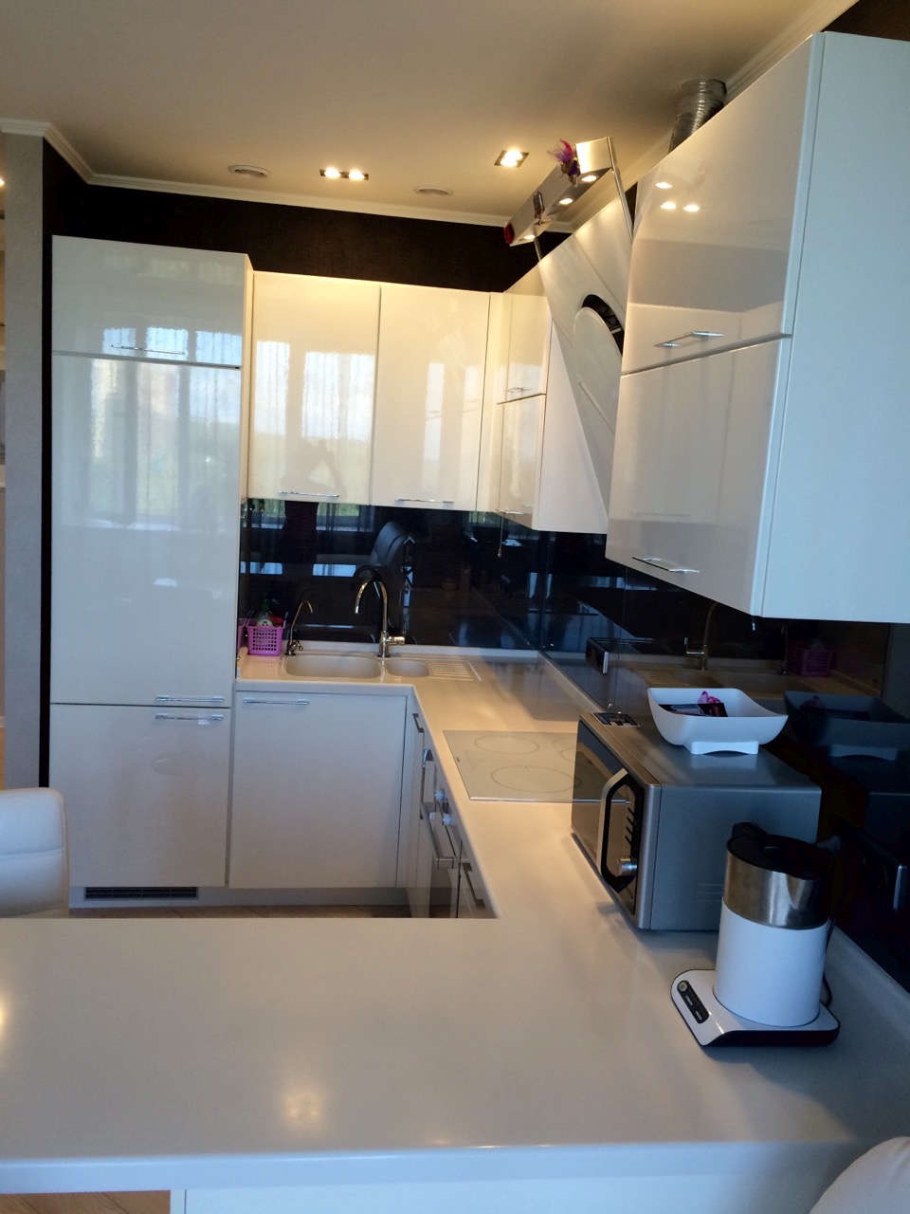 П-образная кухня с барной стойкой