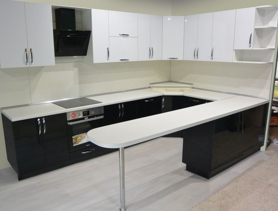 П-образный кухонный гарнитур с барной стойкой