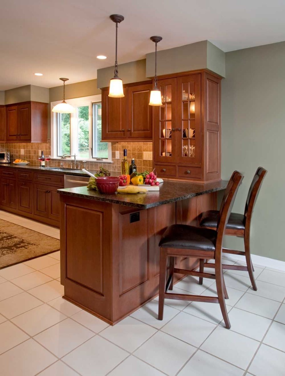 Кухня с островом и столом