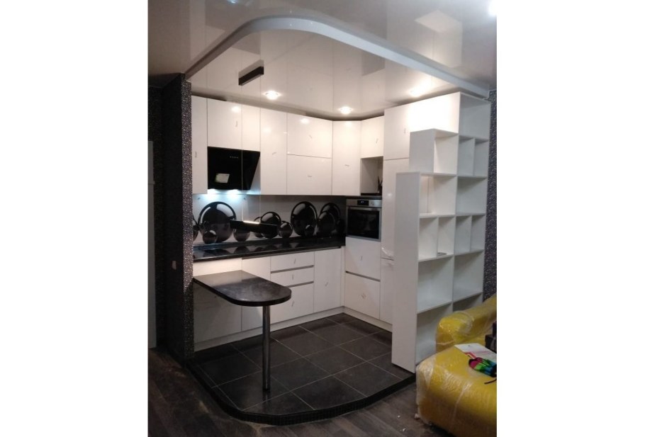 Угловая кухня в студии