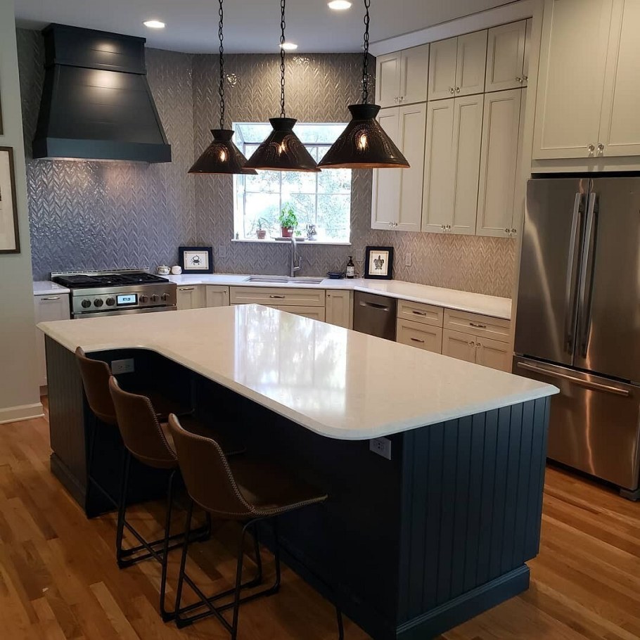 П-образный кухонный гарнитур с барной стойкой