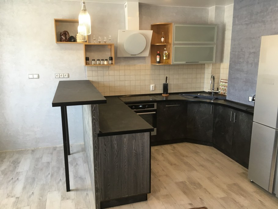 Кухня с барным стойкоц