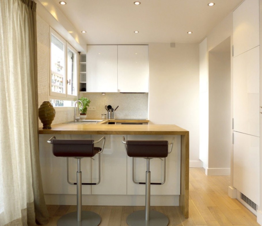 Небольшая кухня с барной стойкой