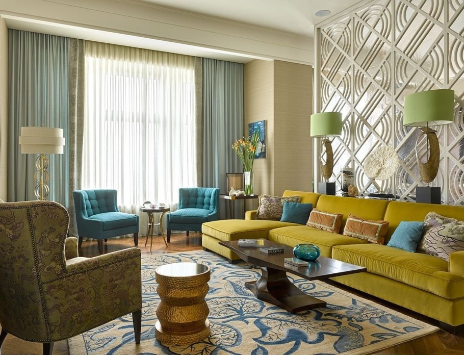 Желтые шторы в интерьере гостиной