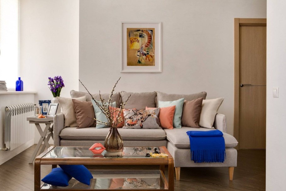 Бежевый диван в интерьере гостиной