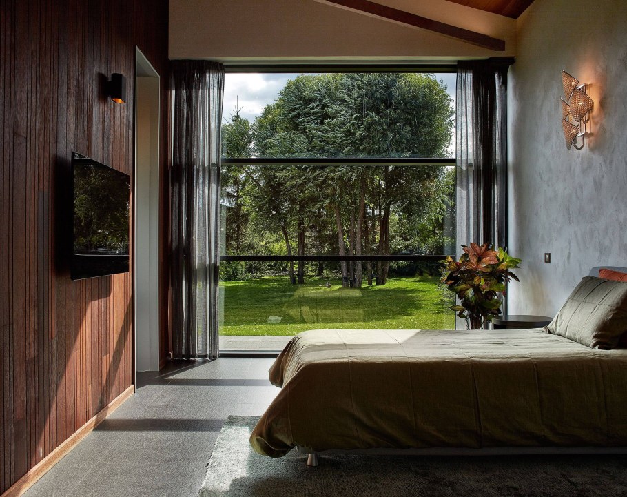 Загородный дом с панорамными окнами