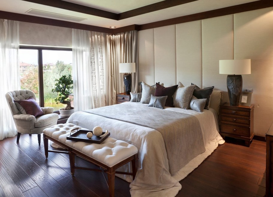 Спальня с большими окнами