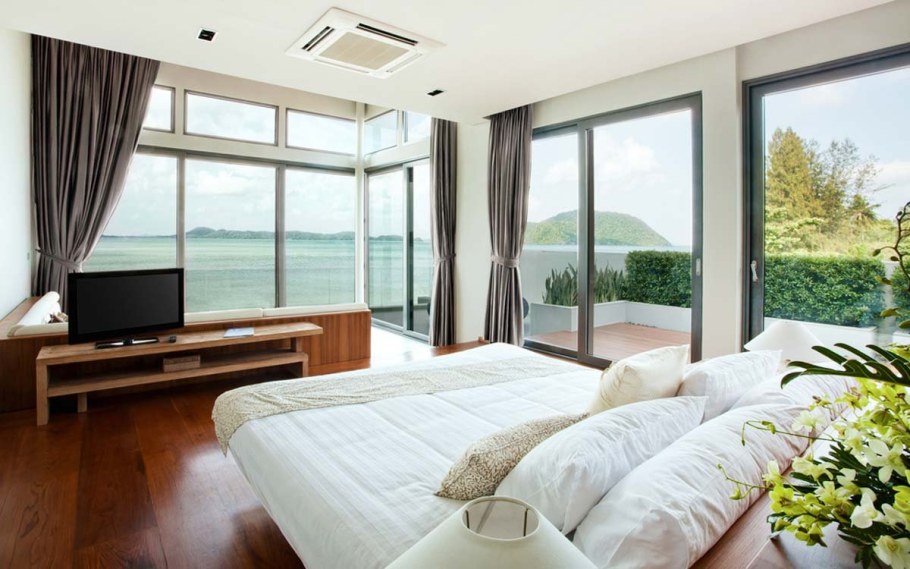 Спальня с большими окнами