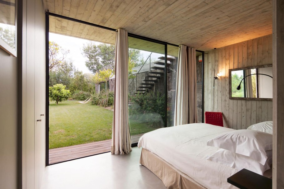 Спальня с панорамными окнами в доме