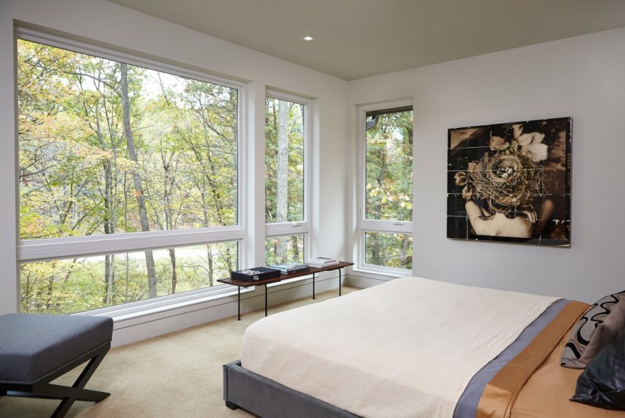 Спальня с витражными окнами
