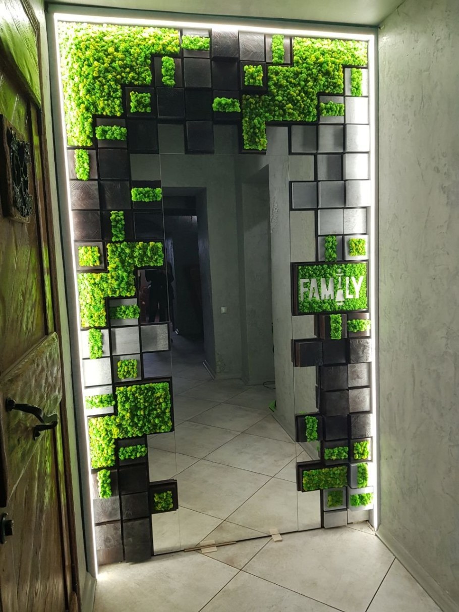 Зеркало и мох в интерьере