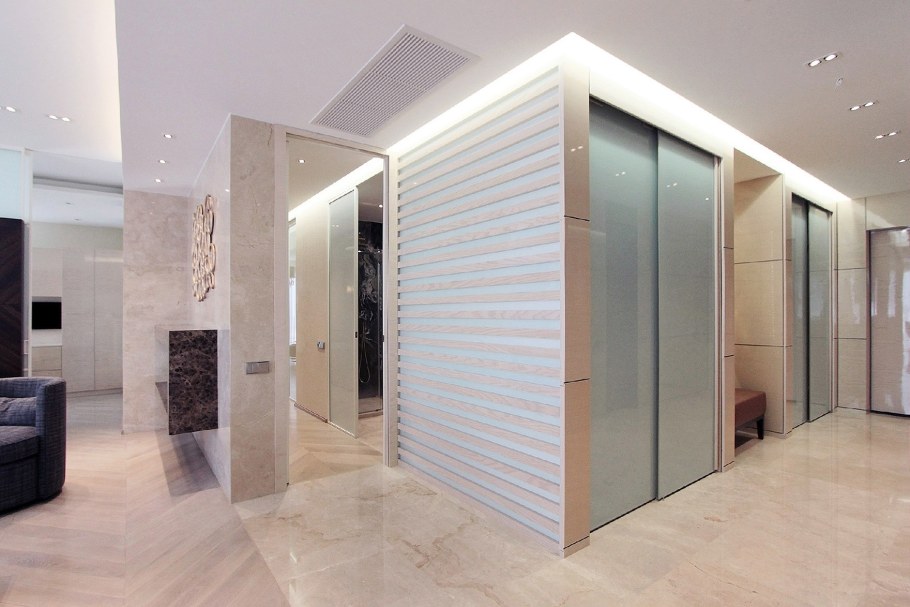 Стеклянная перегородка в коридоре