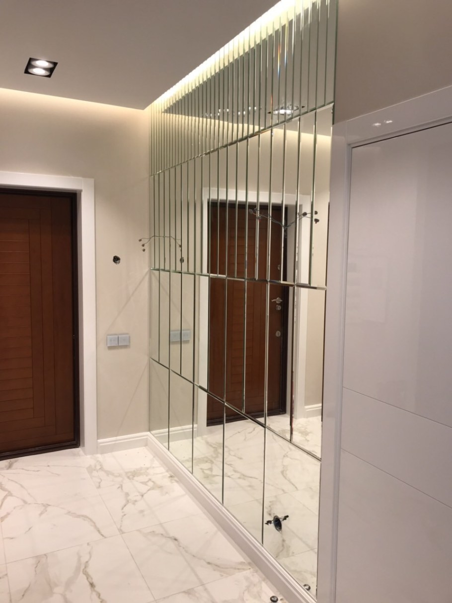 Зеркальная стена в прихожей