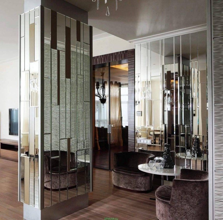 Зеркальная колонна в интерьере