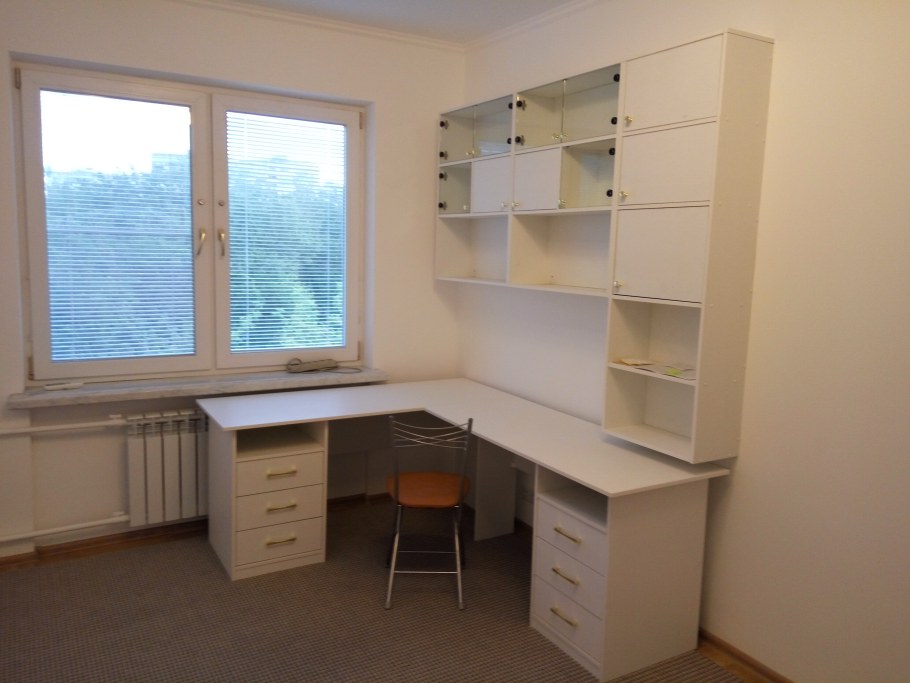 Угловой стол для школьника у окна