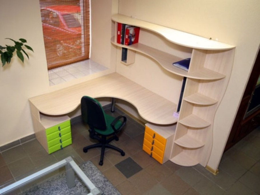 Угловой стол для школьника с полками