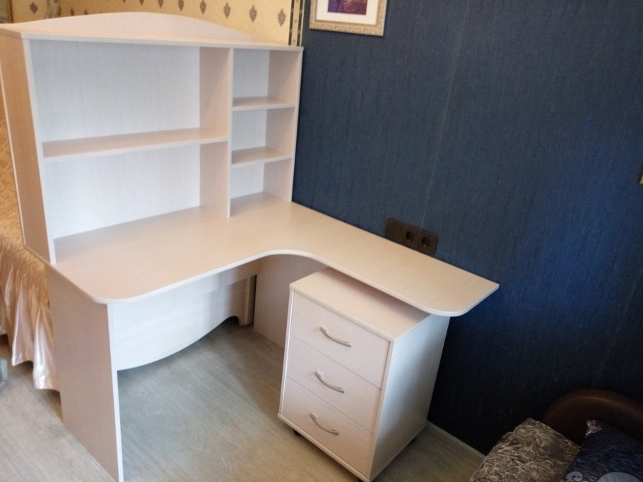 Угловой письменный стол