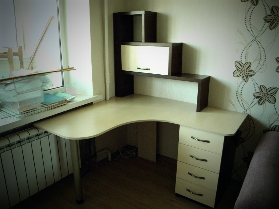 Угловой стол