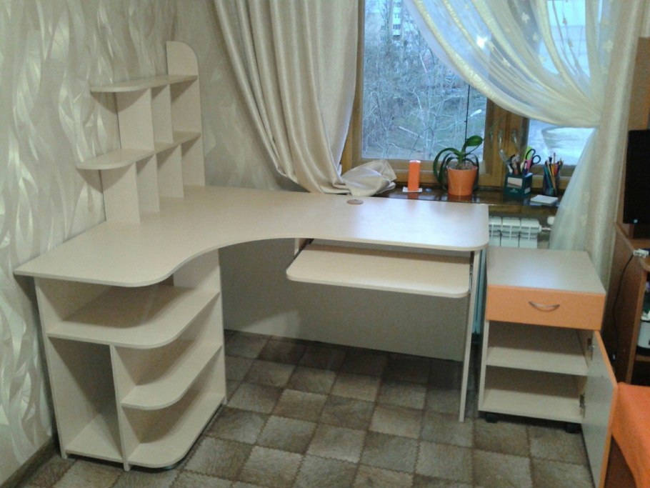 Угловой письменный стол для школьника