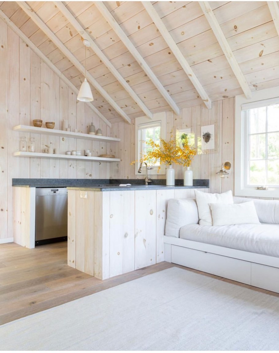 Интерьер в деревянном доме в светлых тонах