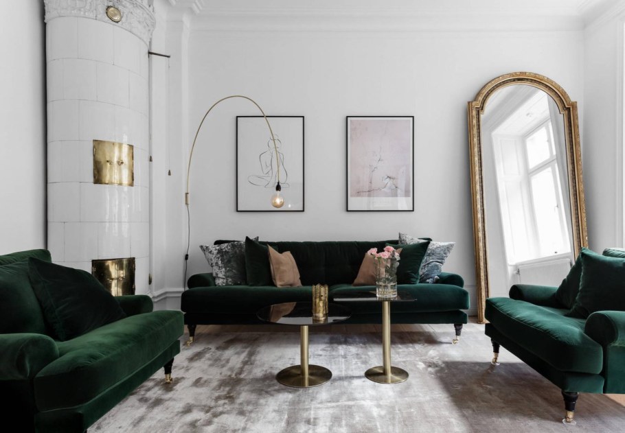 Зеленый диван и золото в интерьере