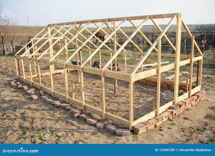 Каркас теплицы из дерева