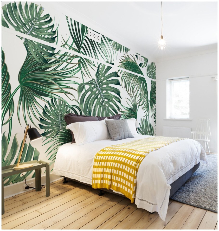 Монстера в интерьере спальни