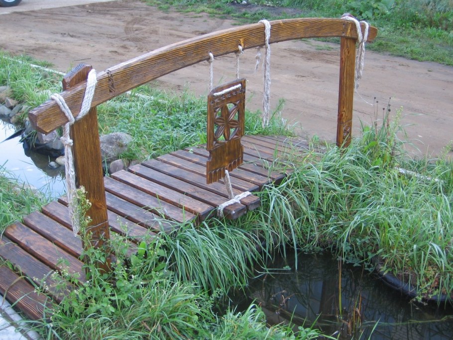 Деревянный мостик для сада