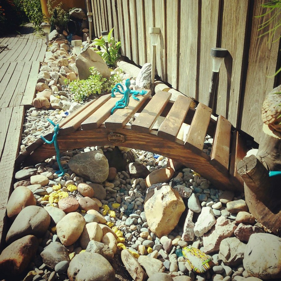 Маленький мостик в саду