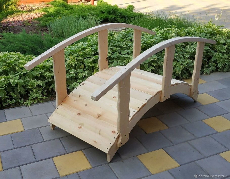 Мостик декоративный для дачи деревянный