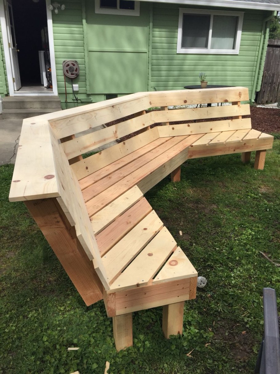 Скамейка со спинкой на дачу