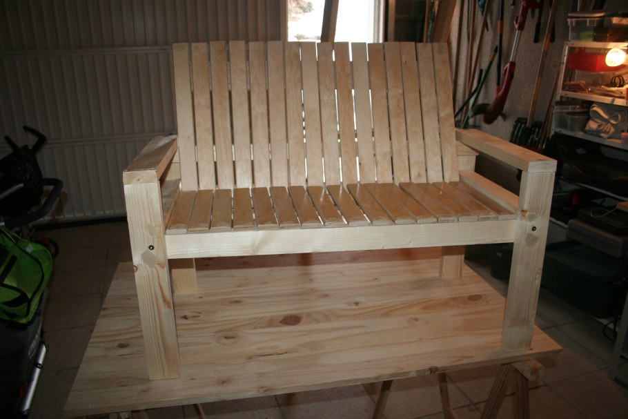 Скамья из досок со спинкой
